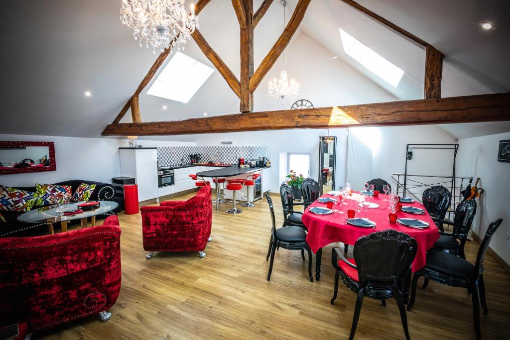 sala de estar con mesa y sillas en Gîte Chez Louis le Tonnelier Suite Edouard, en Le Mesnil-sur-Oger