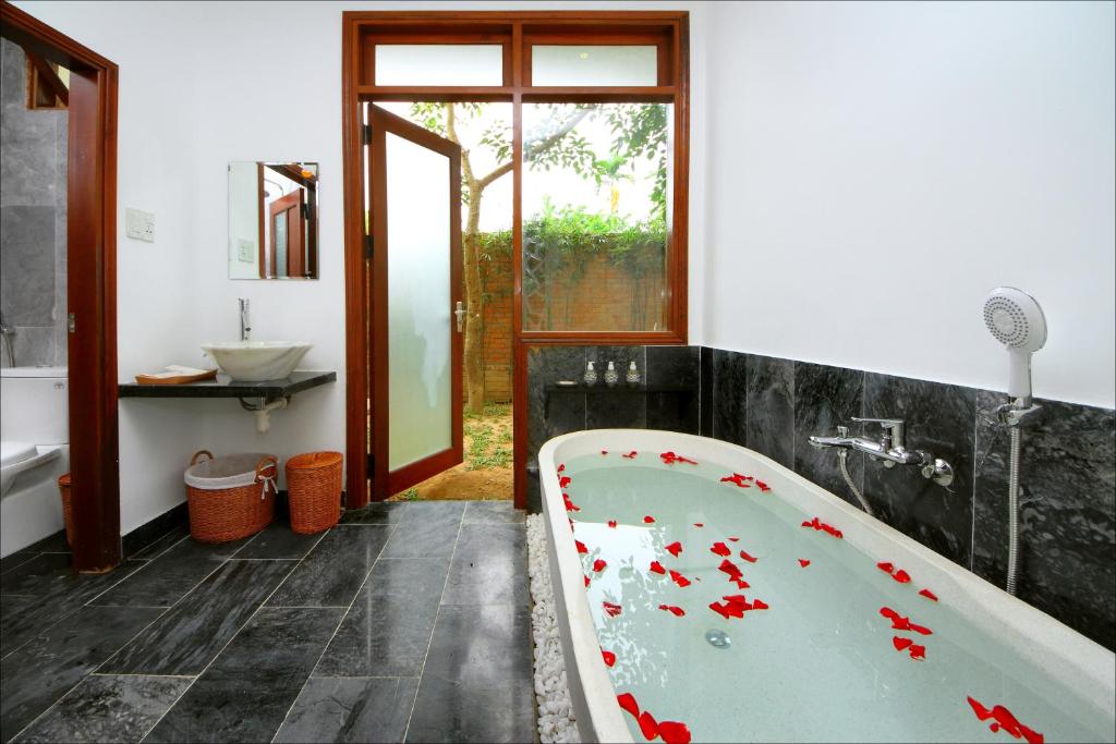 Un baño de Hoi An TNT Villa
