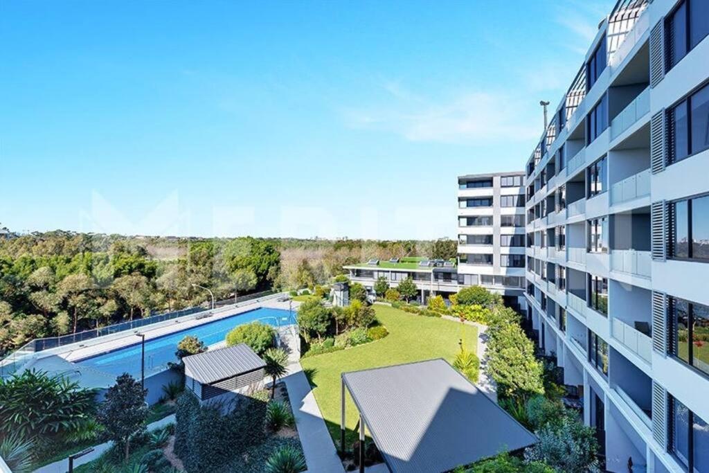 Bild eines Apartmentgebäudes mit Pool in der Unterkunft Four bedroom apartment with facilities in Olympic Park in Sydney