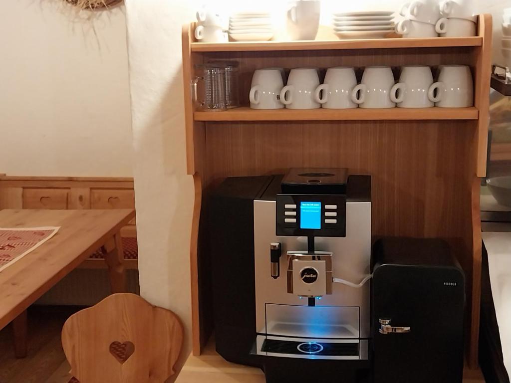 Příslušenství pro přípravu čaje a kávy v ubytování Hotel ŠURC