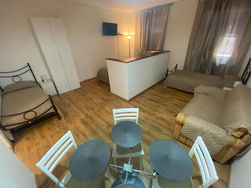 Vista aérea de una sala de estar con sofá y sillas en YOUR HOME OUTLET 6, en Serravalle Scrivia