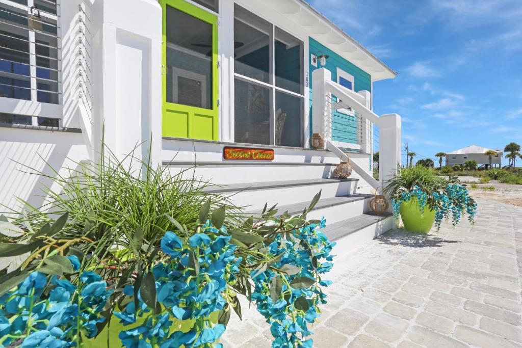 uma casa com uma porta verde e algumas plantas em Second Chance by Pristine Properties Vacation Rentals em Mexico Beach