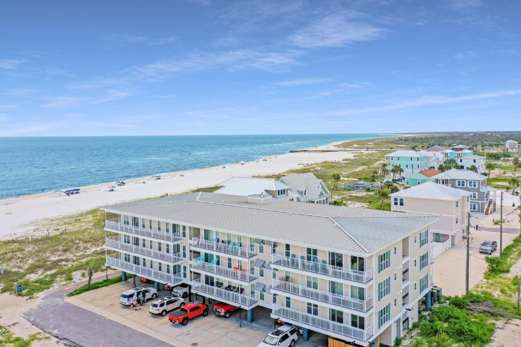 una vista aérea de un edificio y la playa en Surfside 17 by Pristine Properties Vacation Rentals, en Mexico Beach
