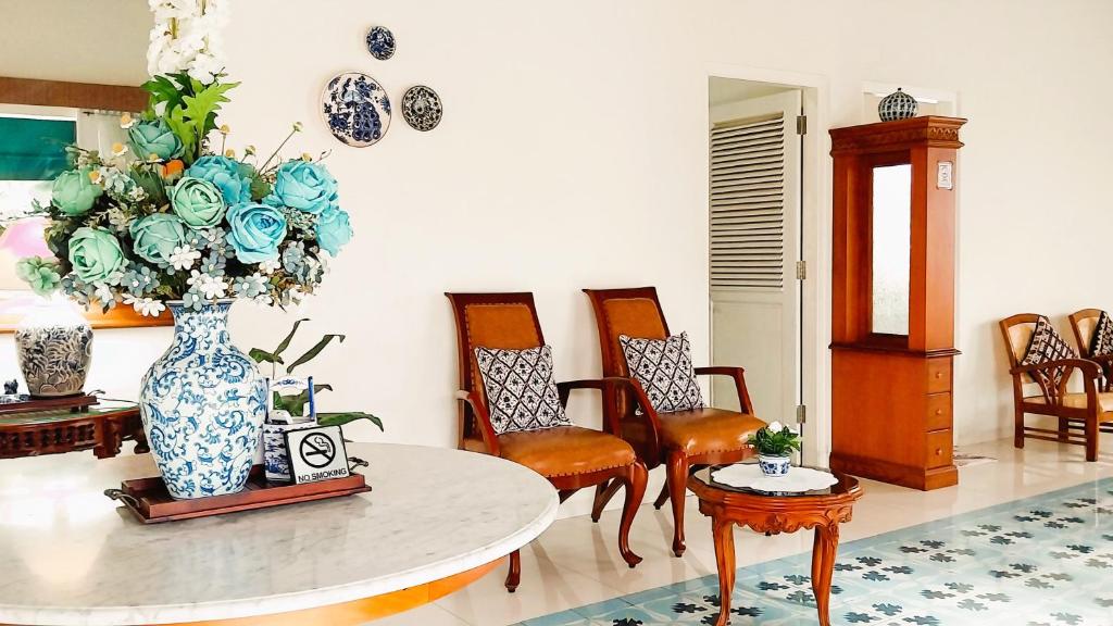 Posezení v ubytování Surokarsan 9 House Yogyakarta