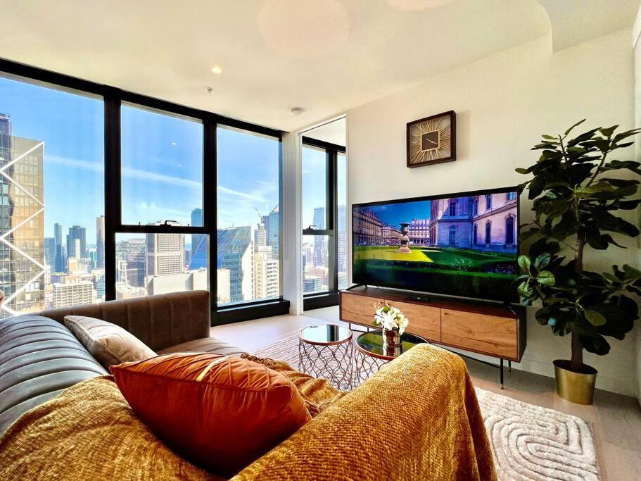 TV a/nebo společenská místnost v ubytování Highrise Best Location 2 Bedrooms & 2 Bathrooms