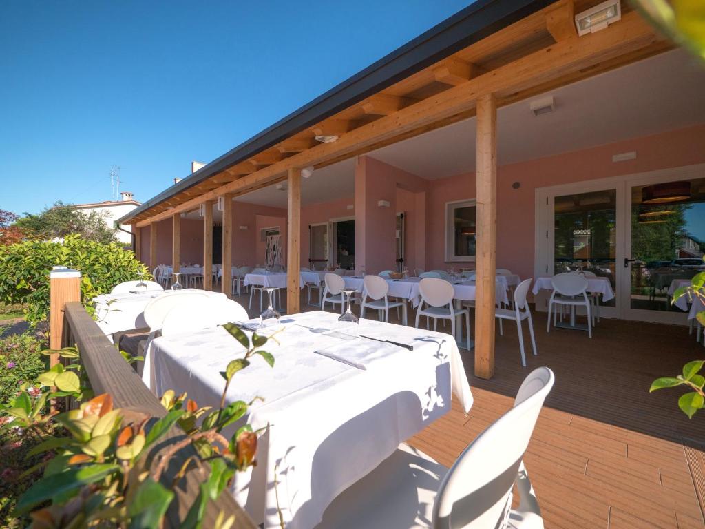 A restaurant or other place to eat at Pomposa Residence