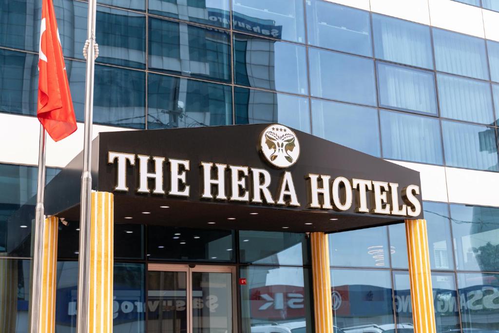una señal para los hoteles Herra frente a un edificio en The Hera Maltepe Otel & Spa en Estambul