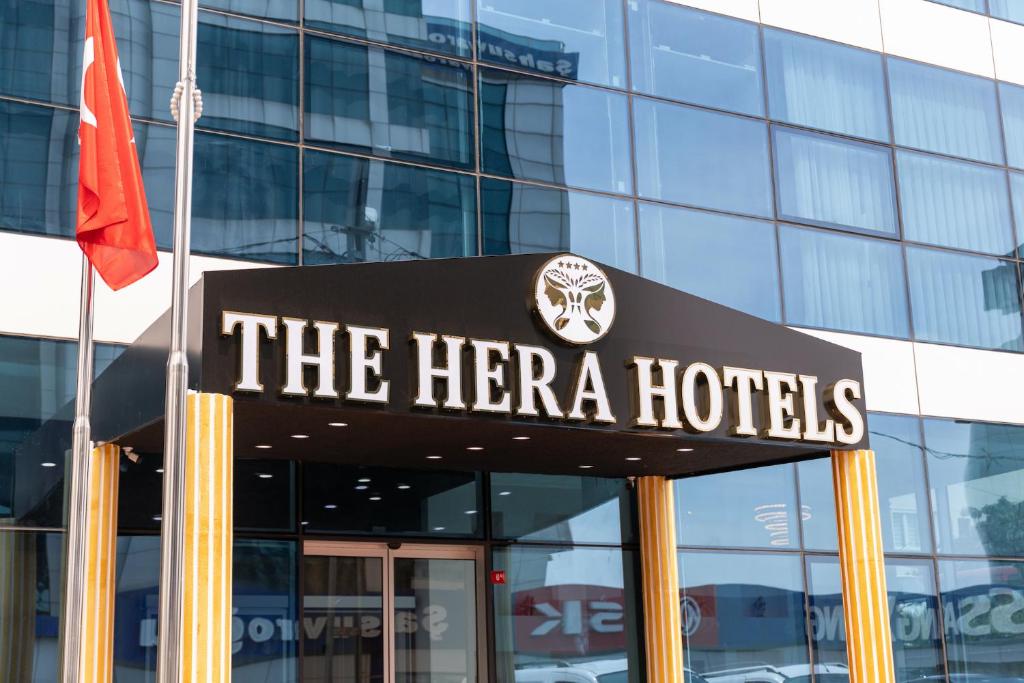 un cartello per gli hotel Herra di fronte a un edificio di The Hera Maltepe Otel & Spa a Istanbul