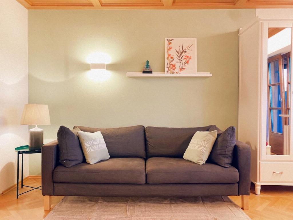 sala de estar con sofá y ventana en Haus Bergblick en Rettenberg