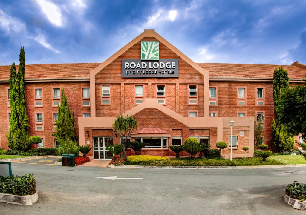 a hotel with a sign on the front of a building at Road Lodge Randburg in Johannesburg