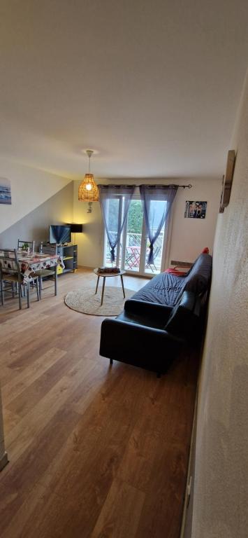 - un salon avec un canapé installé à l'étage dans l'établissement Charmant appart 40 m2 proche plage et marché Arago 141 rue de la printanière Le Musée, à Les Sables-dʼOlonne