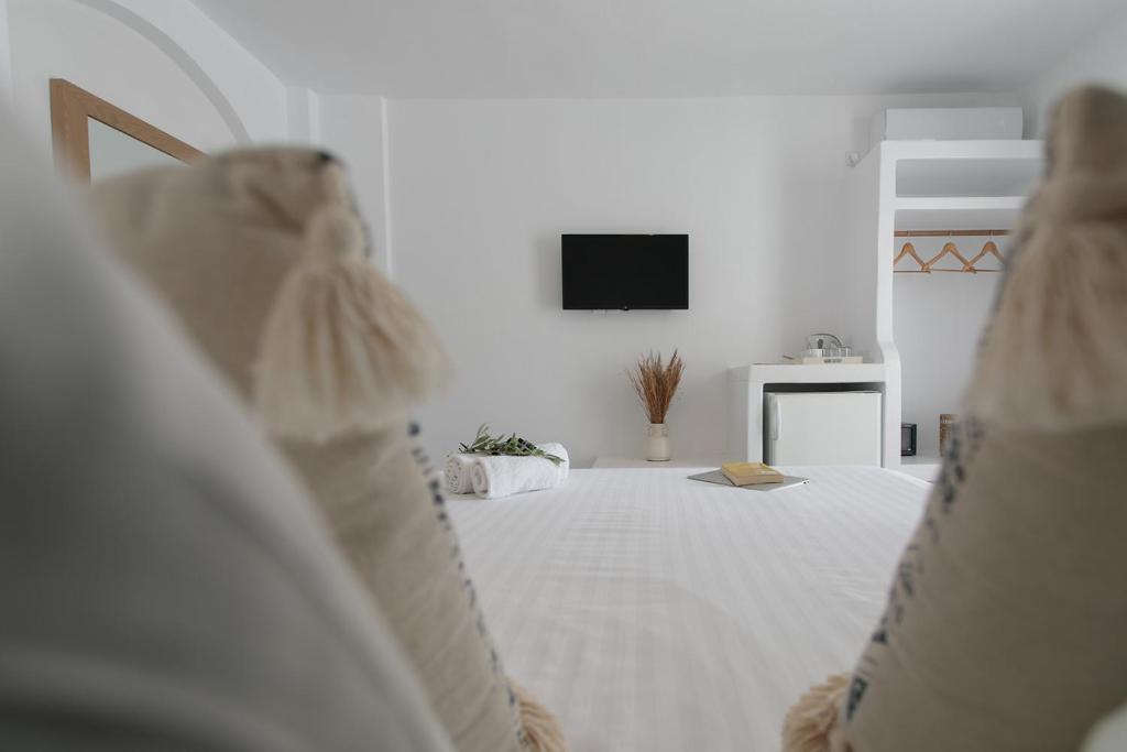 Uma cama ou camas num quarto em Ippokampos Beachfront