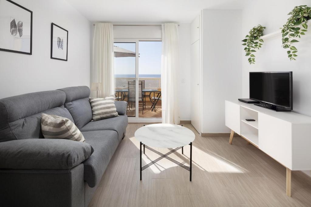 Telewizja i/lub zestaw kina domowego w obiekcie Garden & Sea Apartments Mijas Costa & Fuengirola
