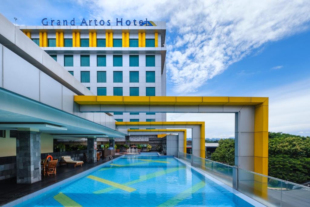 Cette chambre offre une vue sur le grand hôtel Atlas et dispose d'une piscine. dans l'établissement Grand Artos Hotel & Convention, à Magelang