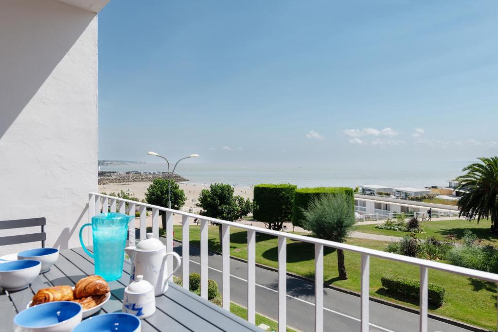 Elle comprend un balcon offrant une vue sur la plage. dans l'établissement Superbe T3 de 70m2 face à la mer, à Royan