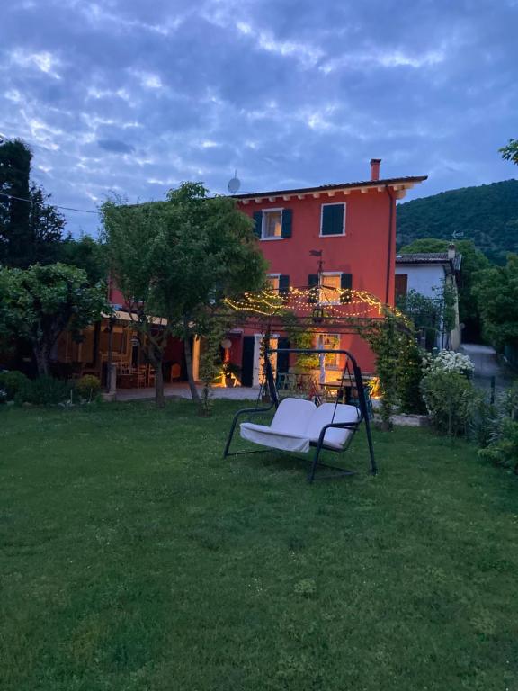 een schommel in een tuin voor een huis bij RedHouse Pesina in Costermano