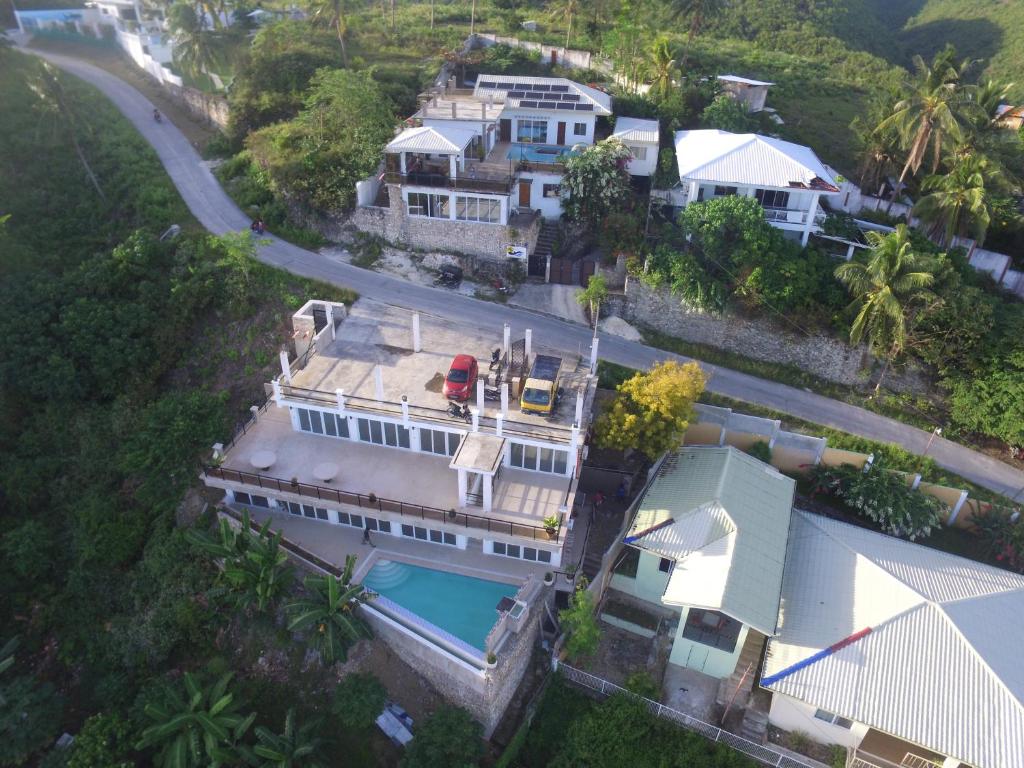 eine Luftansicht eines Hauses mit Pool in der Unterkunft Seaview Mansion Deluxe Apartment 9 in Dalaguete