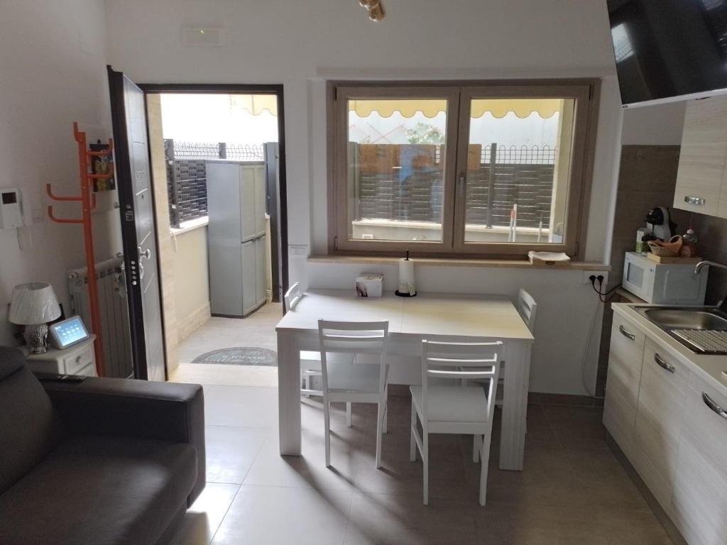 Kuchyňa alebo kuchynka v ubytovaní Tiny Green apartament in Rome - Magliana