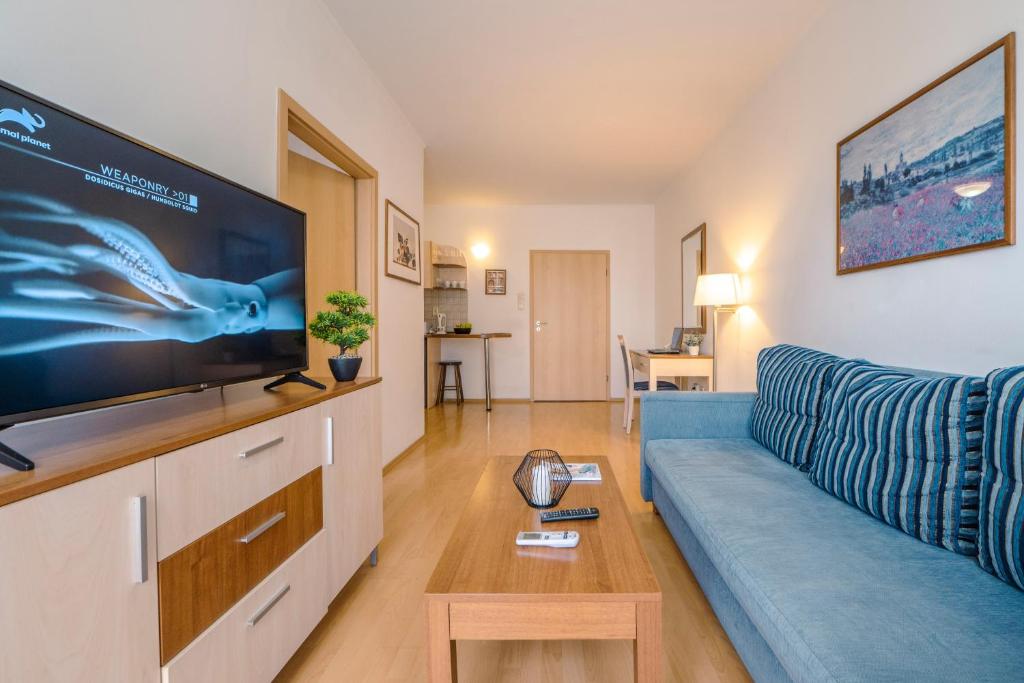 Televízia a/alebo spoločenská miestnosť v ubytovaní Premium Apartments
