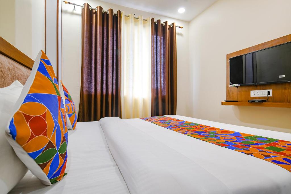 Postel nebo postele na pokoji v ubytování FabHotel Atharv