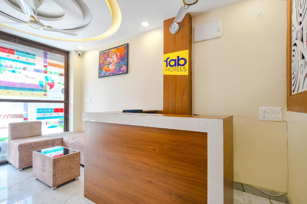 TV a/nebo společenská místnost v ubytování FabHotel Atharv