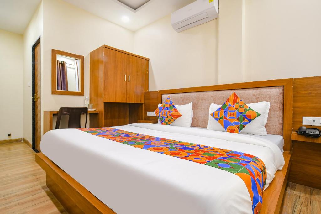 Postel nebo postele na pokoji v ubytování FabHotel Atharv