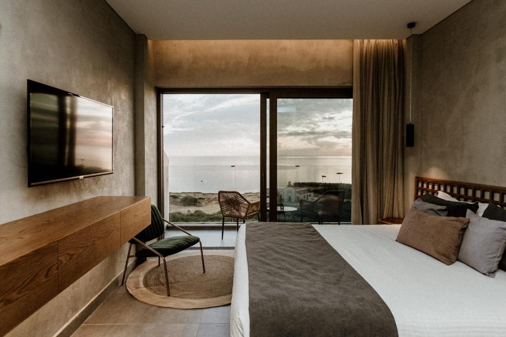 TV a/nebo společenská místnost v ubytování Cavo Zoe Seaside Hotel