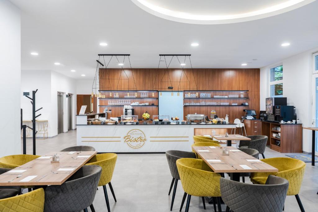 Reštaurácia alebo iné gastronomické zariadenie v ubytovaní Premium Apartments