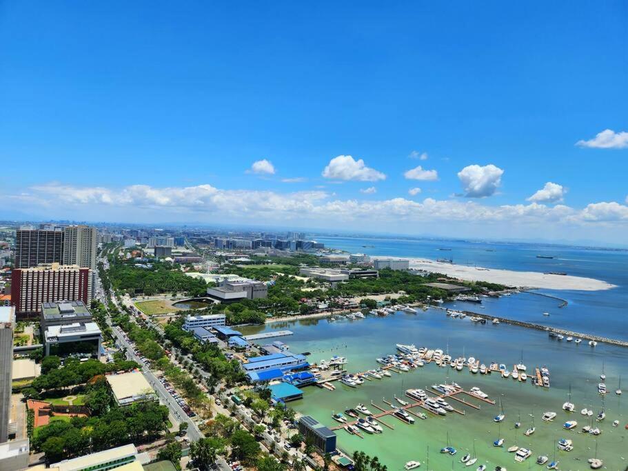 Stunning 1 BR Manila Bay View Flat with Spacious Balcony, Manila
