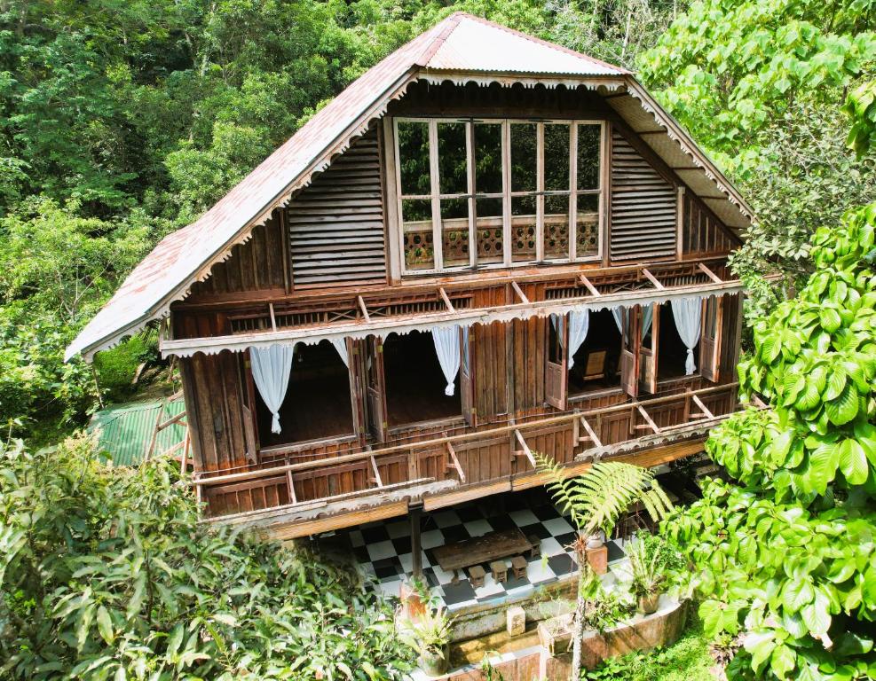 una pequeña casa con una ventana y un montón de bananas en Happy Ria Homestay & Guesthouse, en Bukit Lawang