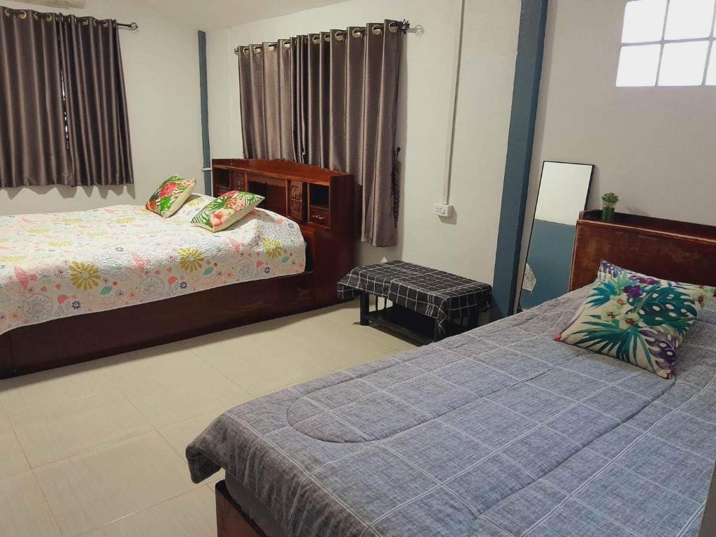 Postel nebo postele na pokoji v ubytování บ้านนภภูเกตส์เฮ้าส์