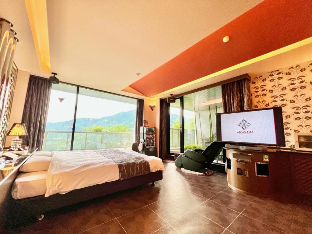 Cette chambre comprend un lit et une grande fenêtre. dans l'établissement SKY LEGEND1 Beppu , Resort Love Hotel, à Beppu