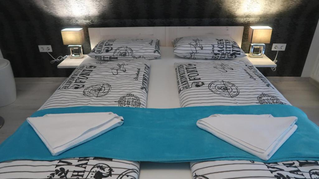 Posteľ alebo postele v izbe v ubytovaní Anna Villa Füred Boutique Rooms