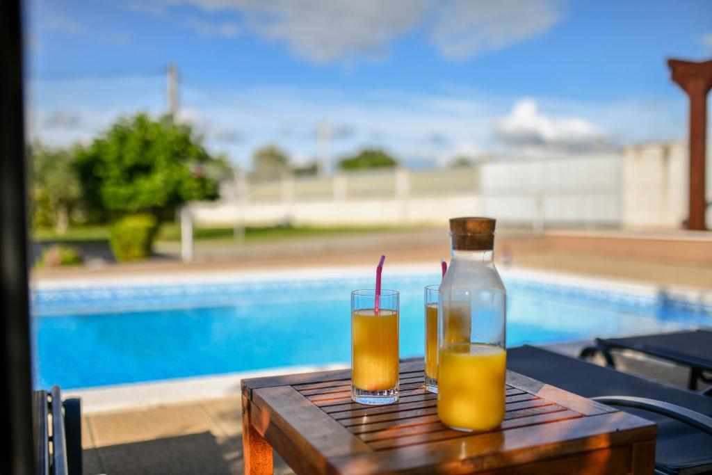 Basen w obiekcie Villa Andrea with private heathed pool lub w pobliżu