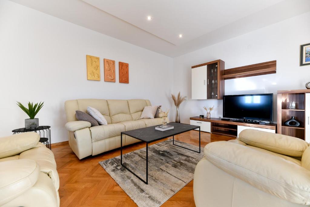 Telewizja i/lub zestaw kina domowego w obiekcie Villa Andrea with private heathed pool