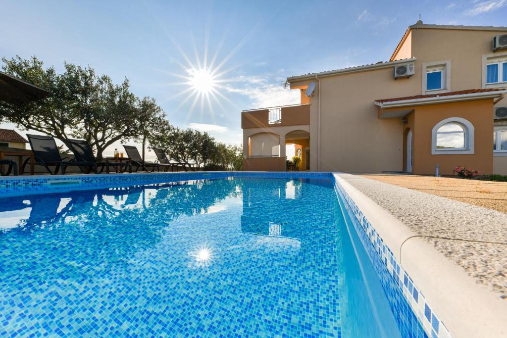 basen przed domem w obiekcie Villa Andrea with private heathed pool w mieście Debeljak