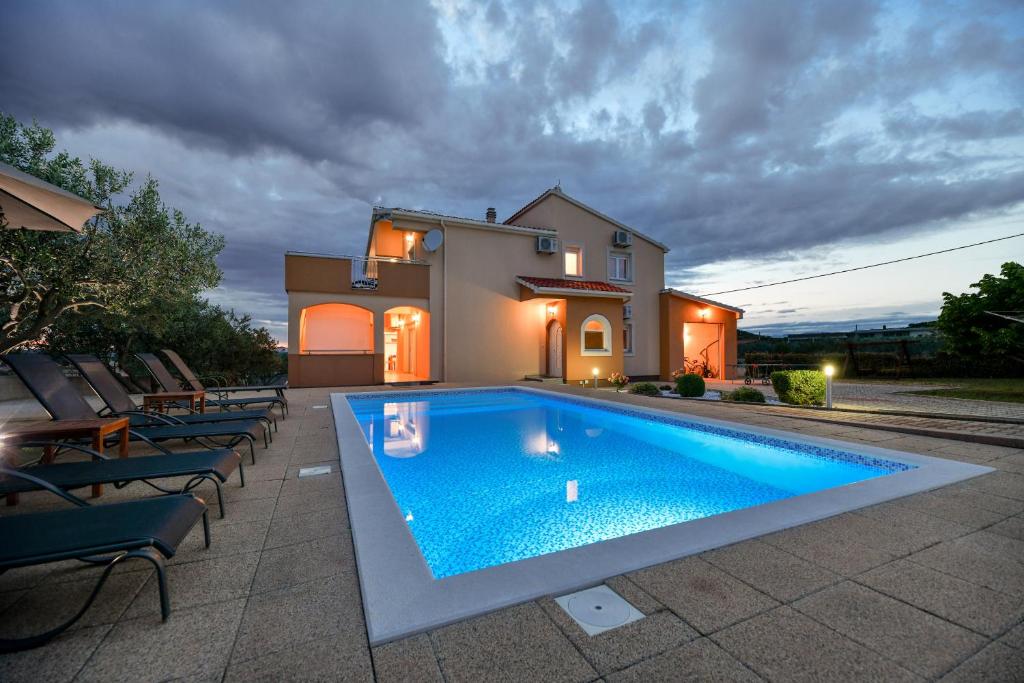 Basen w obiekcie Villa Andrea with private heathed pool lub w pobliżu