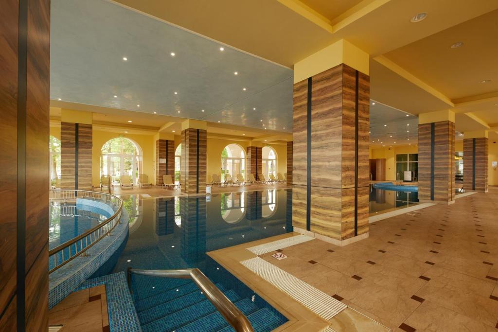 Bazén v ubytování Dreams Sunny Beach Resort and Spa - Premium All Inclusive nebo v jeho okolí