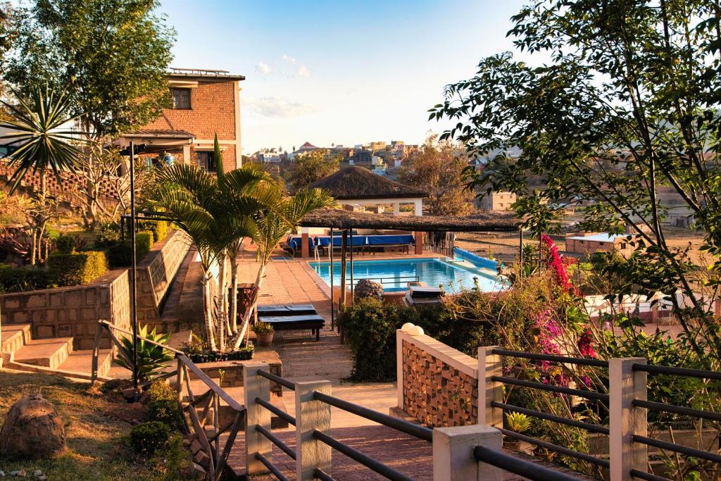 Ambohijanaka的住宿－BG Tours，一座带游泳池和围栏的房子