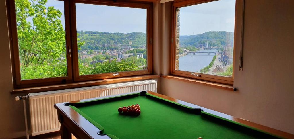 Ein allgemeiner Bergblick oder ein Berglick von des Ferienhauses aus