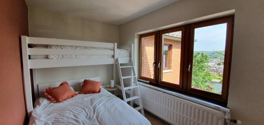 Ein Bett oder Betten in einem Zimmer der Unterkunft D'Hestia - Gîte avec vue imprenable sur Huy