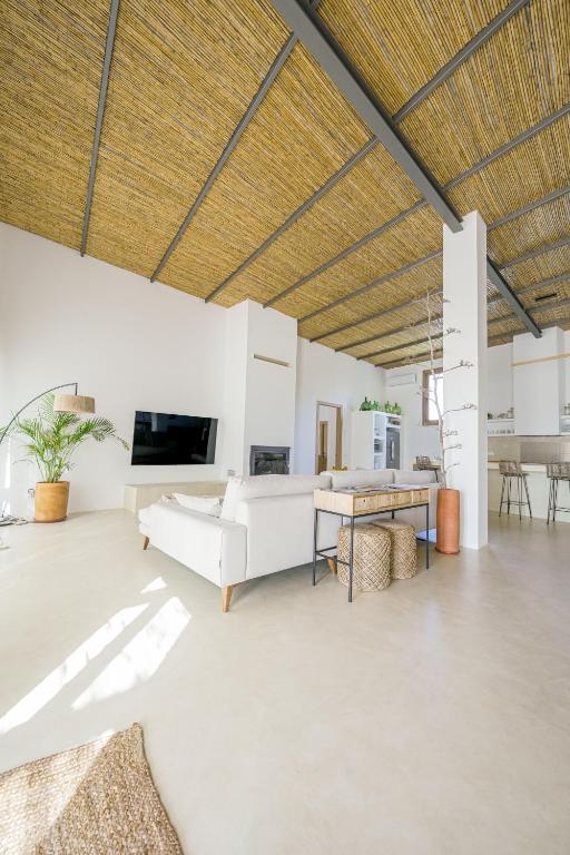 Televízia a/alebo spoločenská miestnosť v ubytovaní Moott Homes Suites Villa Costacabana
