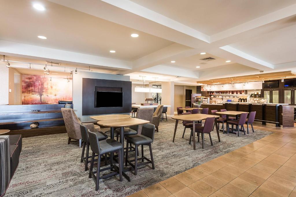 A restaurant or other place to eat at Courtyard by Marriott Rocky Mount