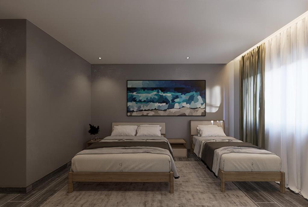 - une chambre avec 2 lits et un tableau mural dans l'établissement Split Rooftop Suites, à Durrës