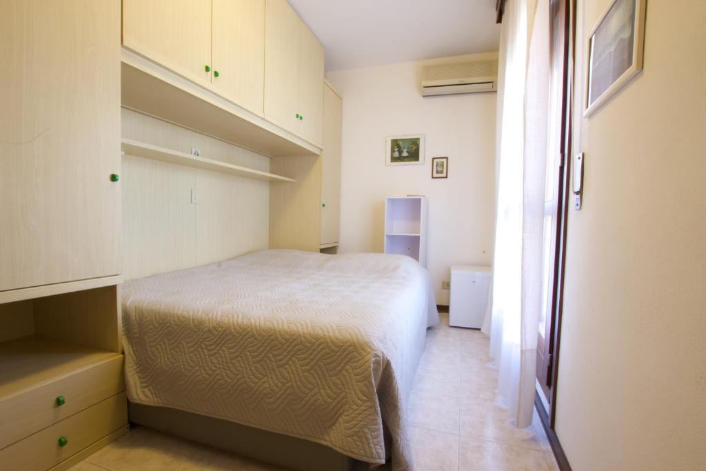 Dormitorio pequeño con cama y armario en Residence Madrid Stanza en Lido di Jesolo
