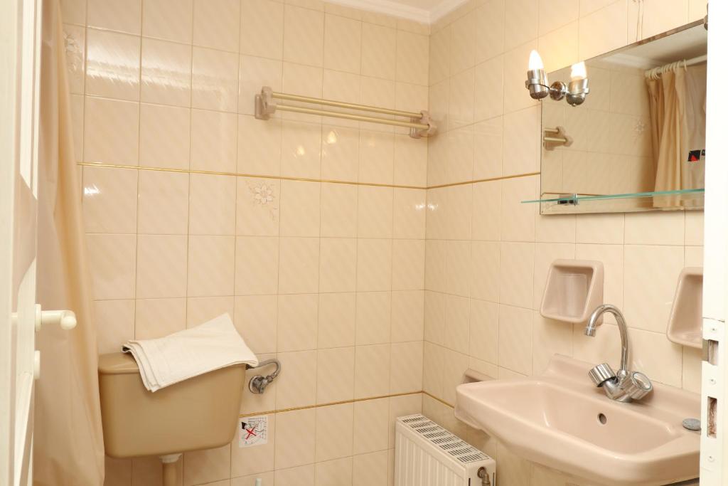 y baño con lavabo, aseo y espejo. en Villa Aristea en Kalo Chorio