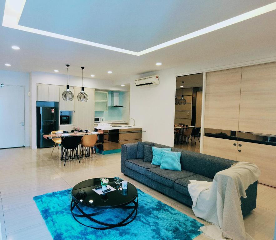 八打靈再也的住宿－Eve Suite 2 bedrooms At Ara Damansara，客厅配有沙发和桌子