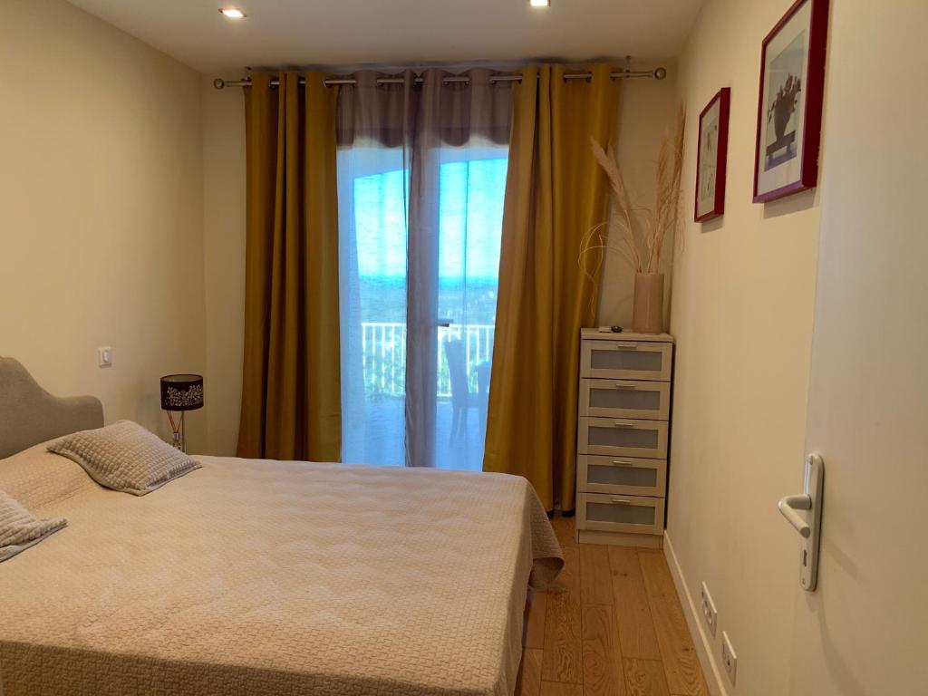 Schlafzimmer mit einem Bett und einem Fenster in der Unterkunft Chambre Shelby avec jacuzzi in Porto-Vecchio