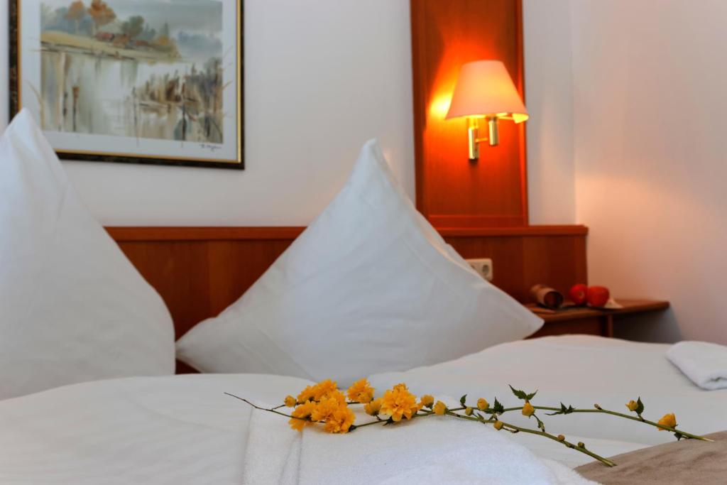 Postel nebo postele na pokoji v ubytování Village Hotel Bayerischer Wald
