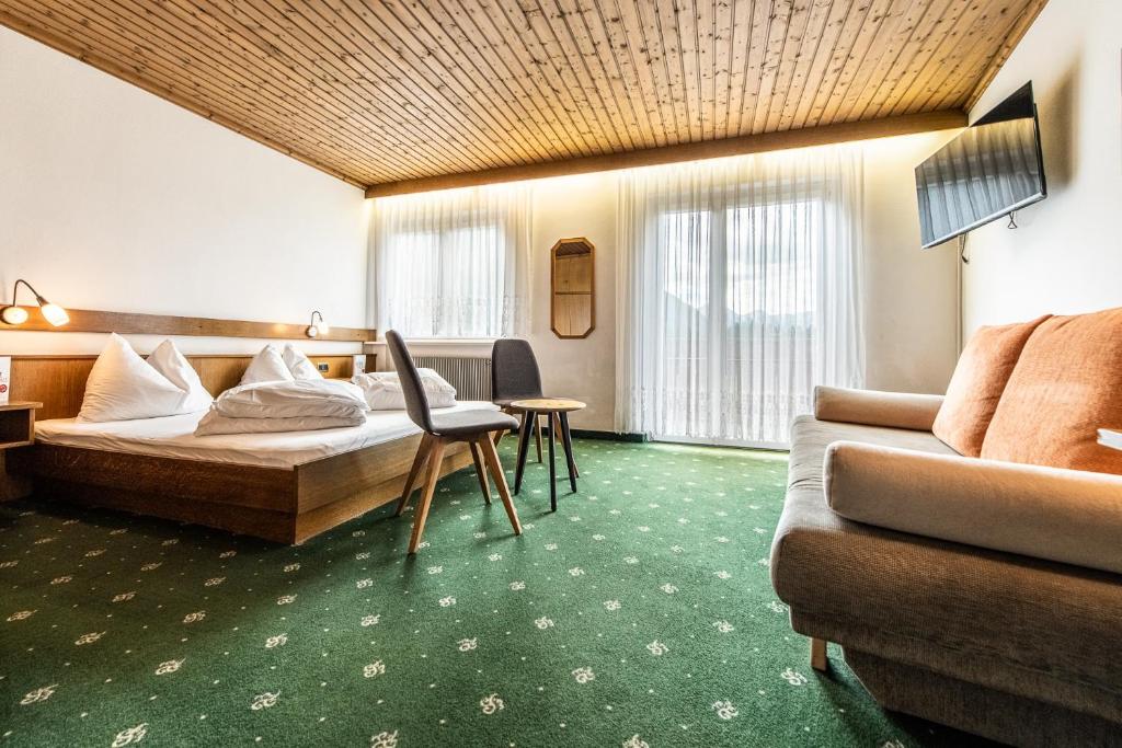 Postel nebo postele na pokoji v ubytování Hotel Antholzerhof